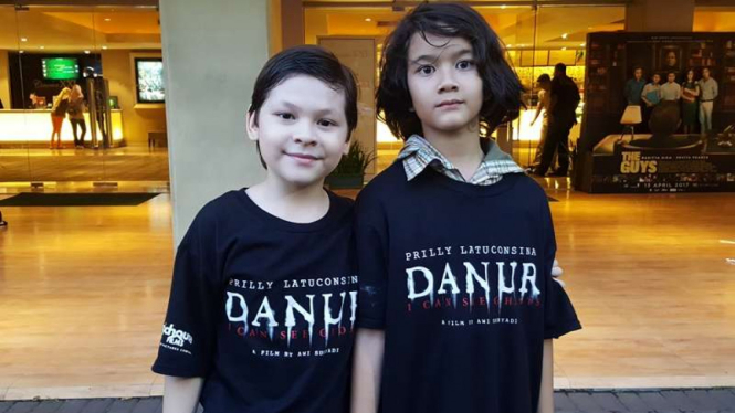 Dua artis cilik pemeran film Danur.