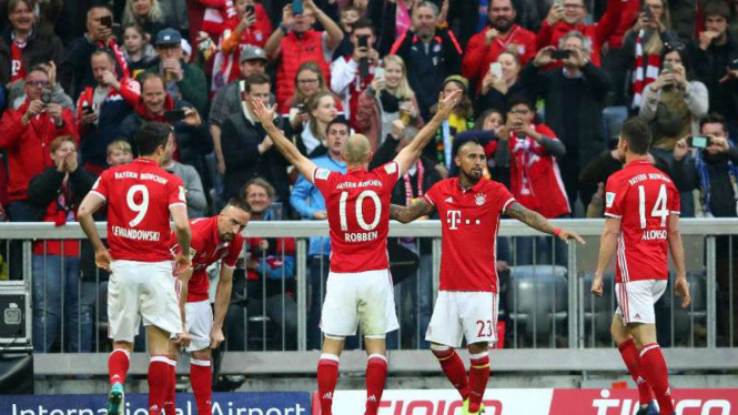 Para pemain Bayern Munich rayakan gol Arjen Robben