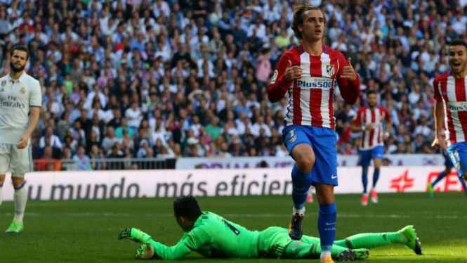 Striker Atletico Madrid, Antoine Griezmann bobol gawang Real Madrid