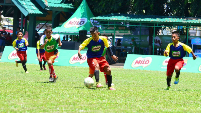 Suasana laga MILO Football Championship 2017 Makassar.