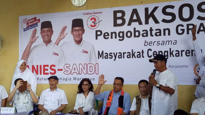 Cagub DKI Anies Baswedan menghadiri pengobatan gratis relawan Anies-Sandi