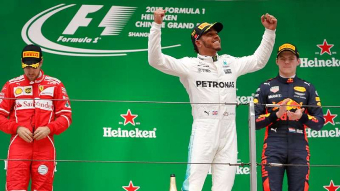 Lewis Hamilton (tengah) usai menjuarai F1 GP China.