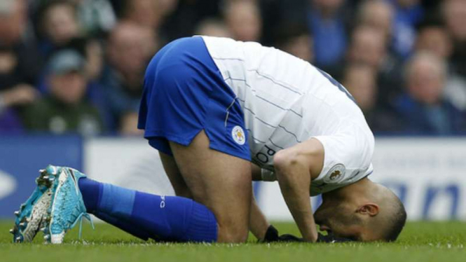 Striker Leicester City, Islam Slimani rayakan gol