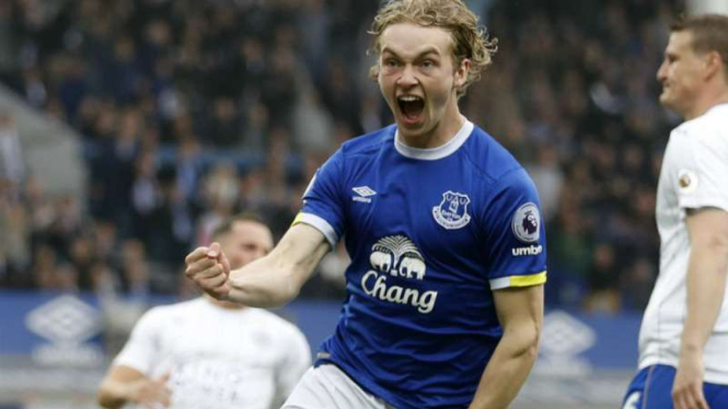 Gelandang Everton, Tom Davies rayakan gol ke gawang Leicester City