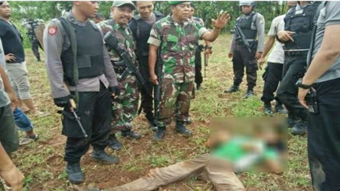 Danramil0811/01 Kapten Inf Lasmito bersama anggotanya ketika usai baku tembak dengan seorang terduga teroris di Tuban Jawa Timur, Sabtu (8/4/2017)