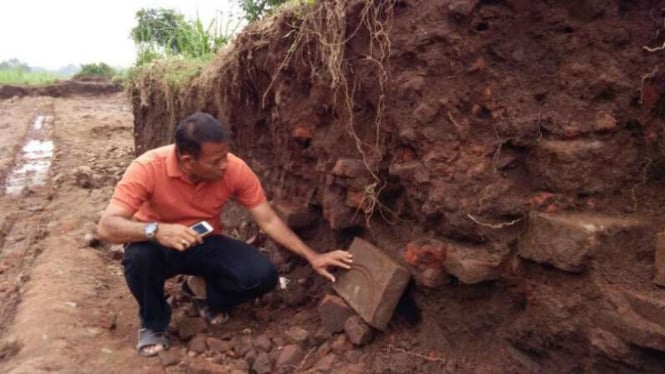 Petugas menyelidiki lahan situs Kerajaan Majapahit yang rusak akibat aktivitas galian di Desa Kumitir, Jaterejo, Kabupaten Mojokerto, Jawa Timur.