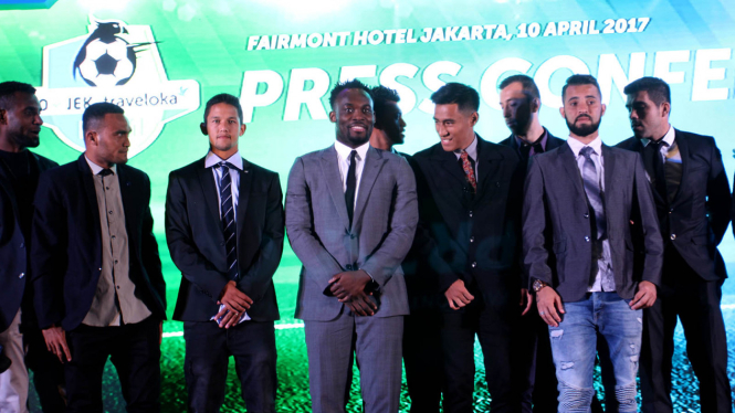 Sejumlah pemain bintang berfoto bersama saat peluncuran Go-Jek Traveloka Liga 1 di Jakarta