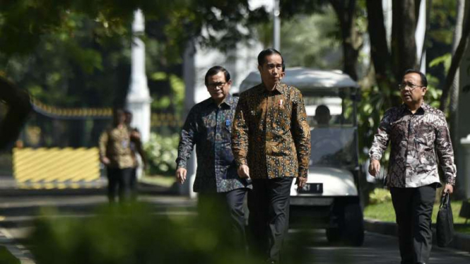 Presiden Jokowi bergegas ke Kantor Presiden untuk memimpin rapat terbatas