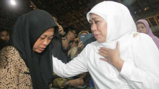 Mensos Khofifah Indar Parawansa saat meninjau longsor di Nganjuk, Jawa Timur.