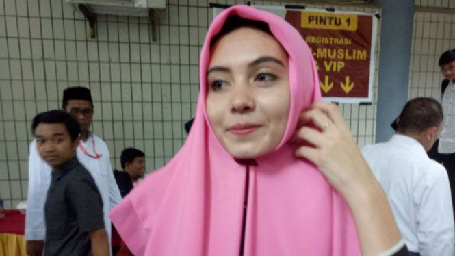 Wayan Indah Syarif, perempuan warga Australia, memeluk Islam dalam kuliah umum Zakir Naik di Universitas Hasanuddin, Makassar, Senin, 10 April 2017.