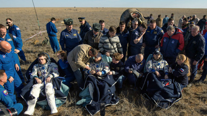 Tiga kru Stasiun Antariksa Internasional mendarat selamat ke Bumi
