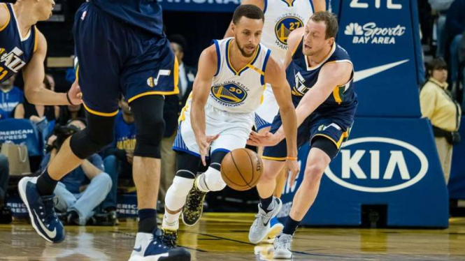 Pertandingan NBA antara Golden State Warriors melawan Utah Jazz