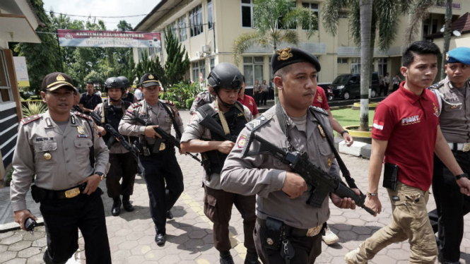 Tim polisi menggelar patroli pasca penyerangan pria bercadar di Polres Banyumas, Selasa (11/4/2017).