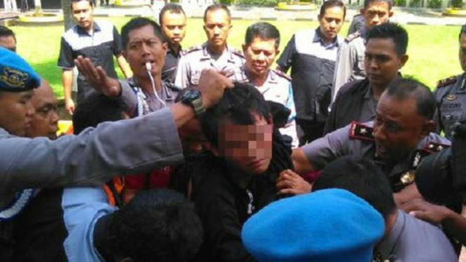 Pria bercadar yang menyerang anggota Polres Banyumas dengan senjata tajam, Selasa (11/4/2017).