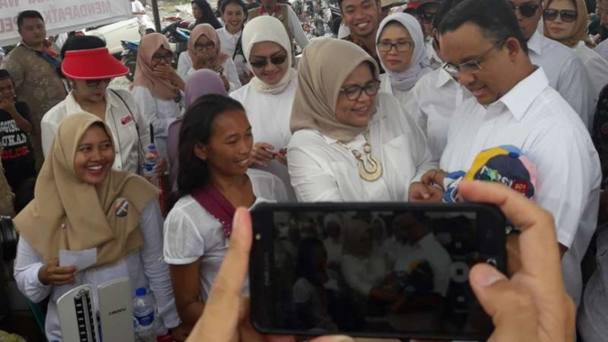 Calon Gubernur DKI Jakarta, Anies Baswedan, saat belusukan ke Penjaringan, Selasa (11/4/2017).
