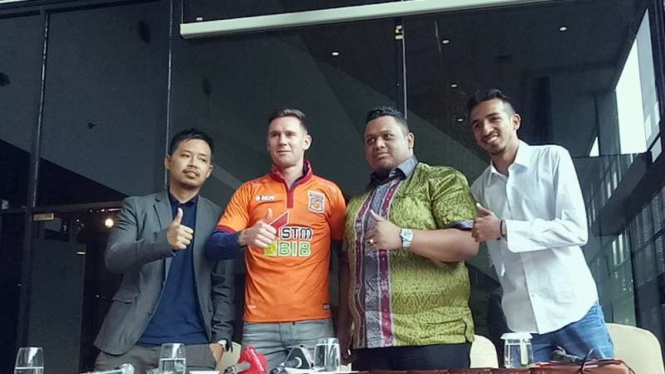 Sesi perkenalan Shane Smeltz sebagai marquee player Borneo FC.