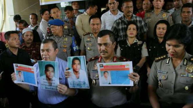 Polisi tunjukkan foto pelaku pembunuhan satu keluarga di Medan.