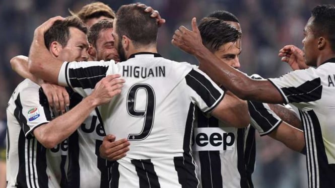 Para pemain Juventus merayakan gol