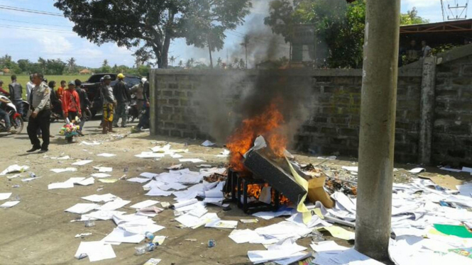 Massa bakar dokumen milik Adira Finance Pamengpeuk.