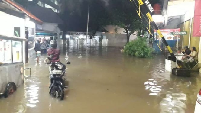 Banjir di Jalan Pondok Karya, Jakarta Selatan.