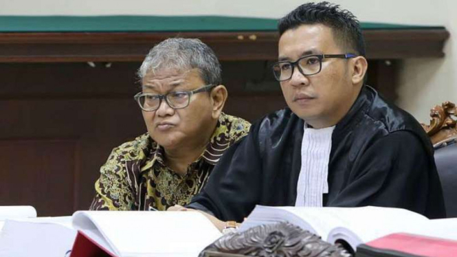 Syaiful Bachri (kiri), terdakwa sewa perairan antara PT Smelting dengan Pemerintah Kabupaten Gresik, saat sidang di Pengadilan Tipikor Surabaya, Jawa Timur, pada Selasa, 11 April 2017.