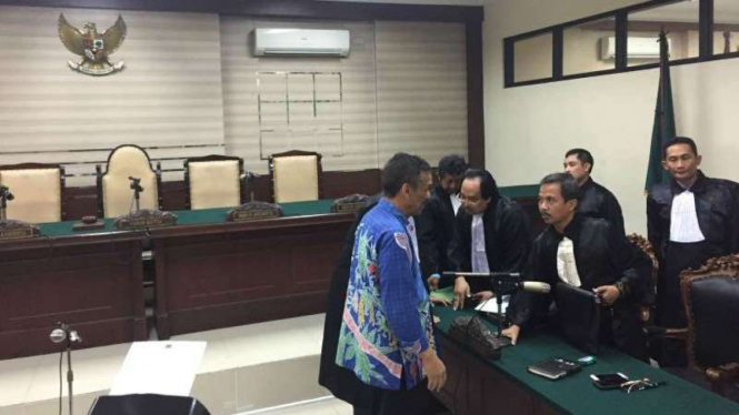 Wali Kota Madiun, Bambang Irianto (batik biru), terdakwa korupsi proyek Pasar Besar di Pengadilan Tindak Pidana Korupsi Surabaya, Jawa Timur, Selasa, 11 April 2017.