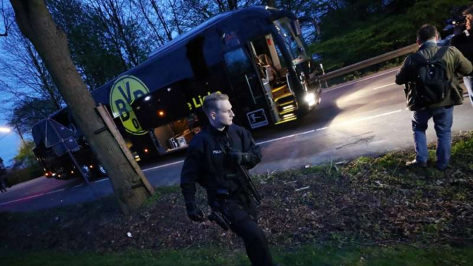 Aparat kepolisian langsung mengamankan bus Dortmund usai serangan bom terjadi