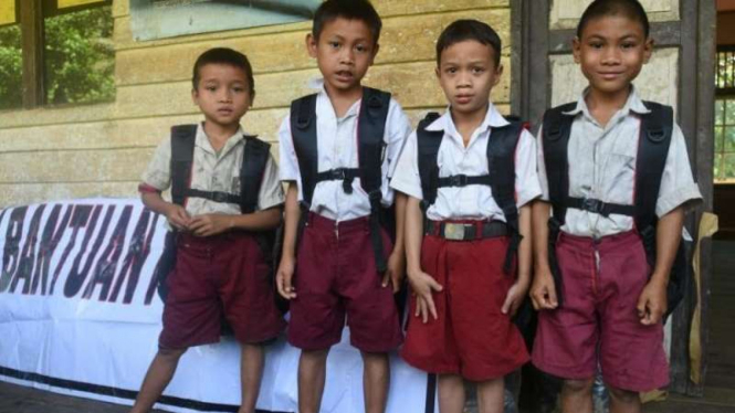 Empat siswa SD 04 Sungkung dapat bantuan dari Presiden Jokowi, Rabu (12/7/2017).