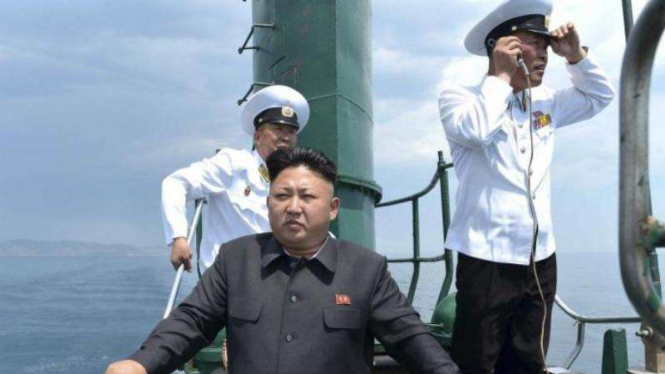 Kim Jong-un saat inspeksi militer dari kapal selam Korea Utara.