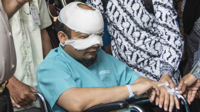 Novel Baswedan saat dirujuk ke rumah sakit khusus mata di Jakarta