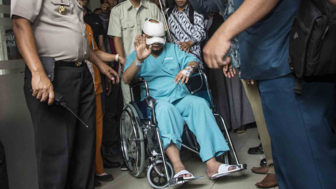 Penyidik KPK, Novel Baswedan, saat dirujuk ke rumah sakit khusus mata di Jakarta beberapa waktu lalu. 