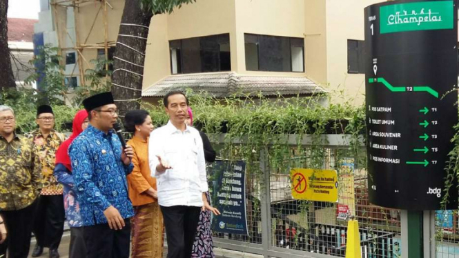 Presiden Joko Widodo saat berjalan dengan Wali Kota Bandung, Ridwan Kamil, di Cihampelas beberapa waktu lalu.