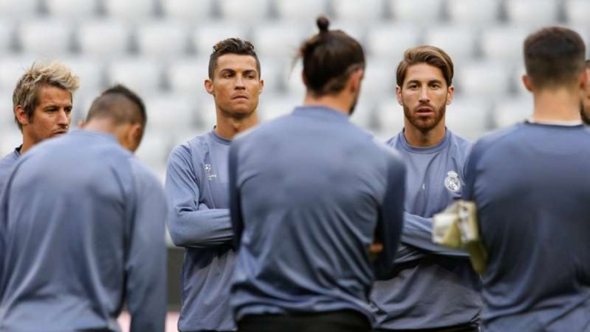 Para pemain Real Madrid dalam sesi latihan tim