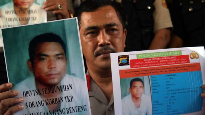 Polisi perlihatkan foto Andi Lala, tersangka otak pembunuhan satu keluarga di Medan,