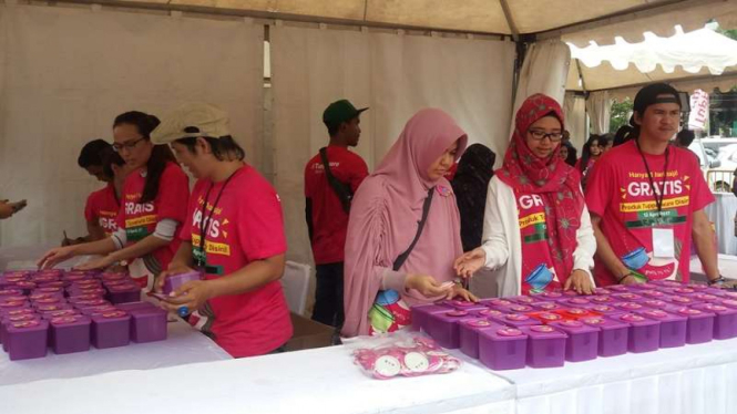 Bagi-bagi bekal makanan gratis