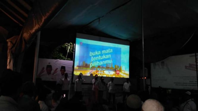 Nonton bareng debat di Posko Anies-Sandi