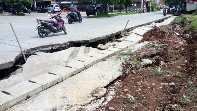 Tanggul yang retak di Perumahan Mitra Lestari Jatiasih, Bekasi.