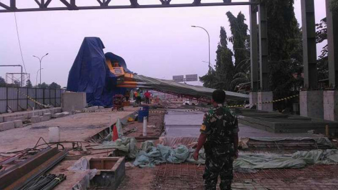 Crane ambruk di Tol Kebon Nanas.