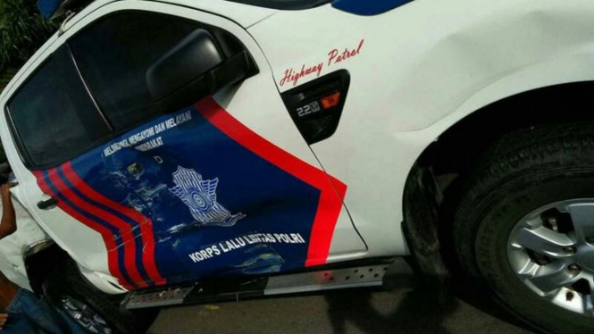 Mobil polisi yang terlibat kecelakaan di Makassar.