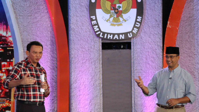 Basuki Tjahaja Purnama alias Ahok dan Anies Rasyid Baswedan saat acara debat Pilkada DKI Jakarta. (Viva.co.id)