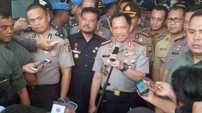 Kepala Polri Jenderal Tito Karnavian dalam konferensi pers di Makassar pada Rabu malam, 12 April 2017.