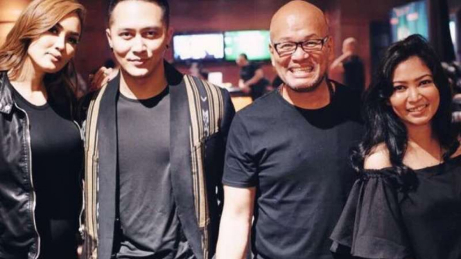 Leo Lumanto (kepala plontos) bersama Demian Aditya.