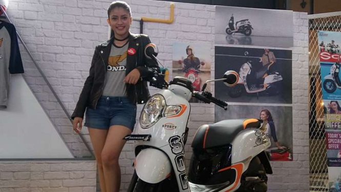 Alda saat di pameran otomotif Honda.