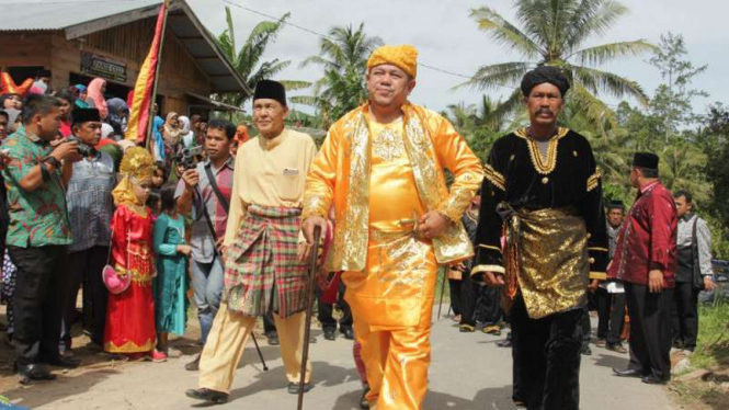 Hengky Novaron Arsil (tengah), penerus gelar Datuk Tan Malaka sekaligus generasi ketujuh keluarga besar Sutan Ibrahim Tan Malaka, dalam upacara adat di Kabupaten Limapuluh Kota, Sumatera Barat, pada Januari 2017.
