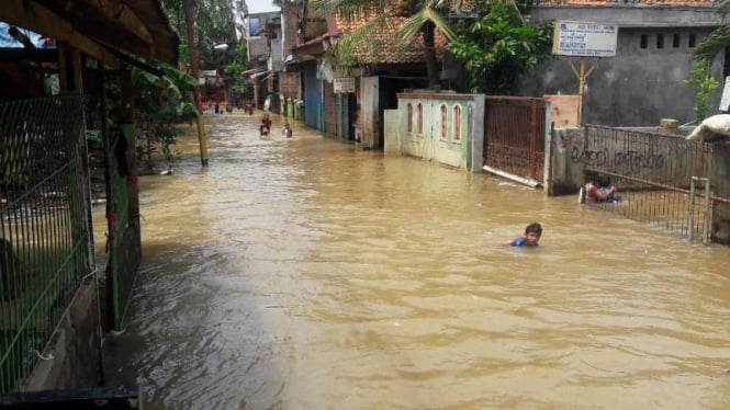 Banjir di pemukiman warga di Cipinang Melayu, Jakarta Timur.