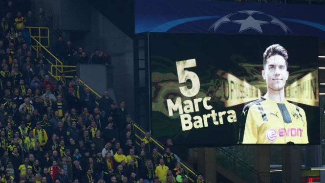 Fans Dortmund memberikan dukungan moril untuk Marc Bartra