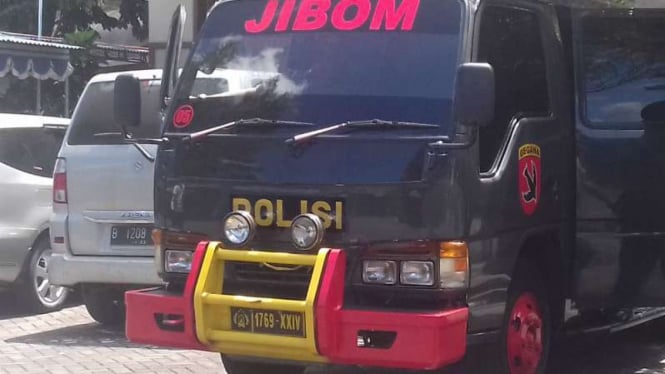 Mobil milik Tim Gegana di Gereja HKTY Yogyakarta menjelang Jumat Agung 2017