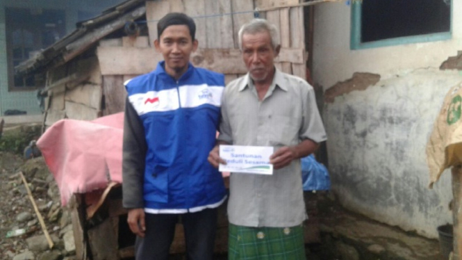 Pemberian bantuan untuk warga di Batu Agung Tegal.