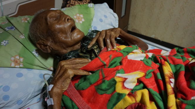 Mbah Gotho dirawat di rumah sakit.