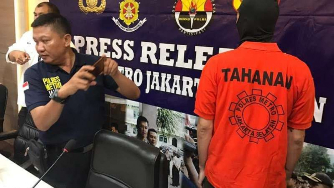 Kashira Uozumi saat ditangkap petugas Polres Jakarta Selatan.